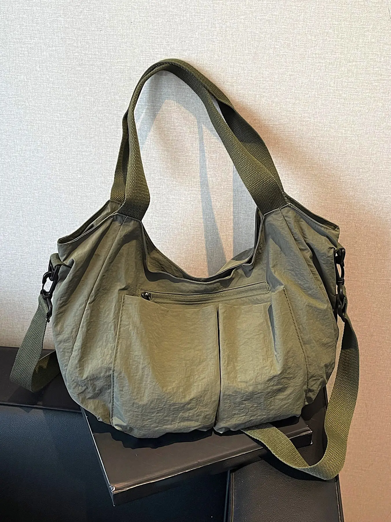 Simple large-capacity multi-compartment tote bag, lightweight and stylish, daily travel handbag messenger bag, Everyday Crossbody Bag, Everyday Shoulder Bag, Casual Crossbody Bag, niche design suitable for students, office workers, daily use, etc.