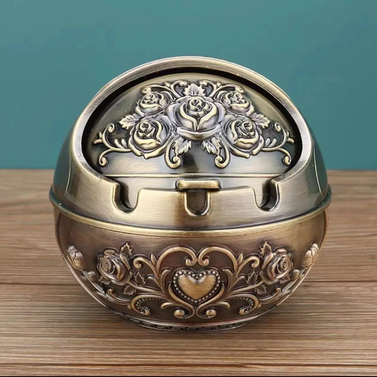 Room Decor Vintage Rose Pattern Ashtray with Lid, 1 Count Portable Metal Ashtray, Hand Carved Indoor & Outdoor Decorative Ashtray, Home Office Decorat