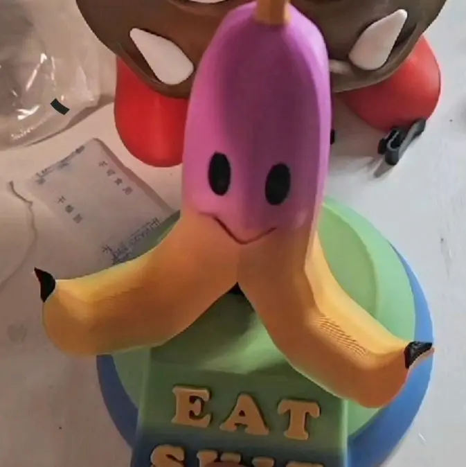 bobble head banana statue