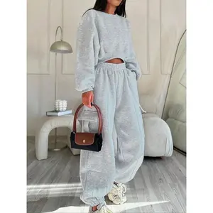 This is a new autumn and winter collection of stylish street short round-neck sweatshirts, workwear and trousers for women. It features a unique long-sleeved round-neck sweatshirt and side-pocket elastic waist pants, suitable for both spring and autumn