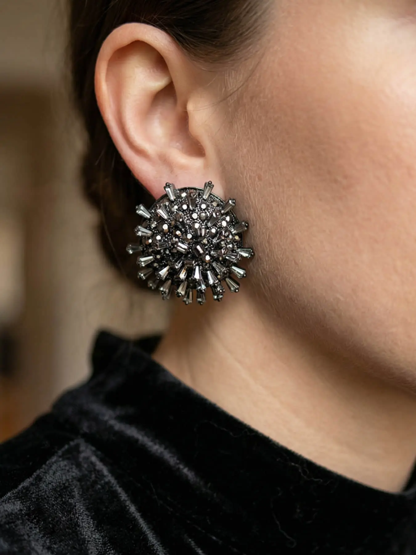 1 pair of black crystal fireworks earrings, Unique design earrings, with radiating black diamonds for a 3D fireworks effect, suitable for daily wear, vacation dates, a surprising and exquisite small gift
