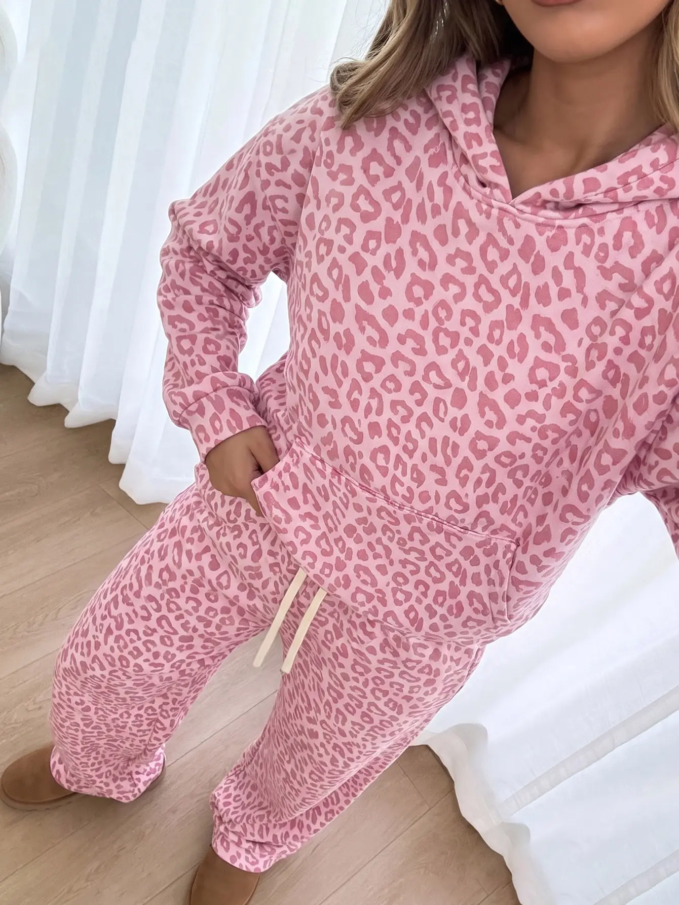 Women’s new fashionable leopard-print two-piece loungewear set, long-sleeve hooded sweatshirt and drawstring casual pants, sports set for autumn/winter everyday wear