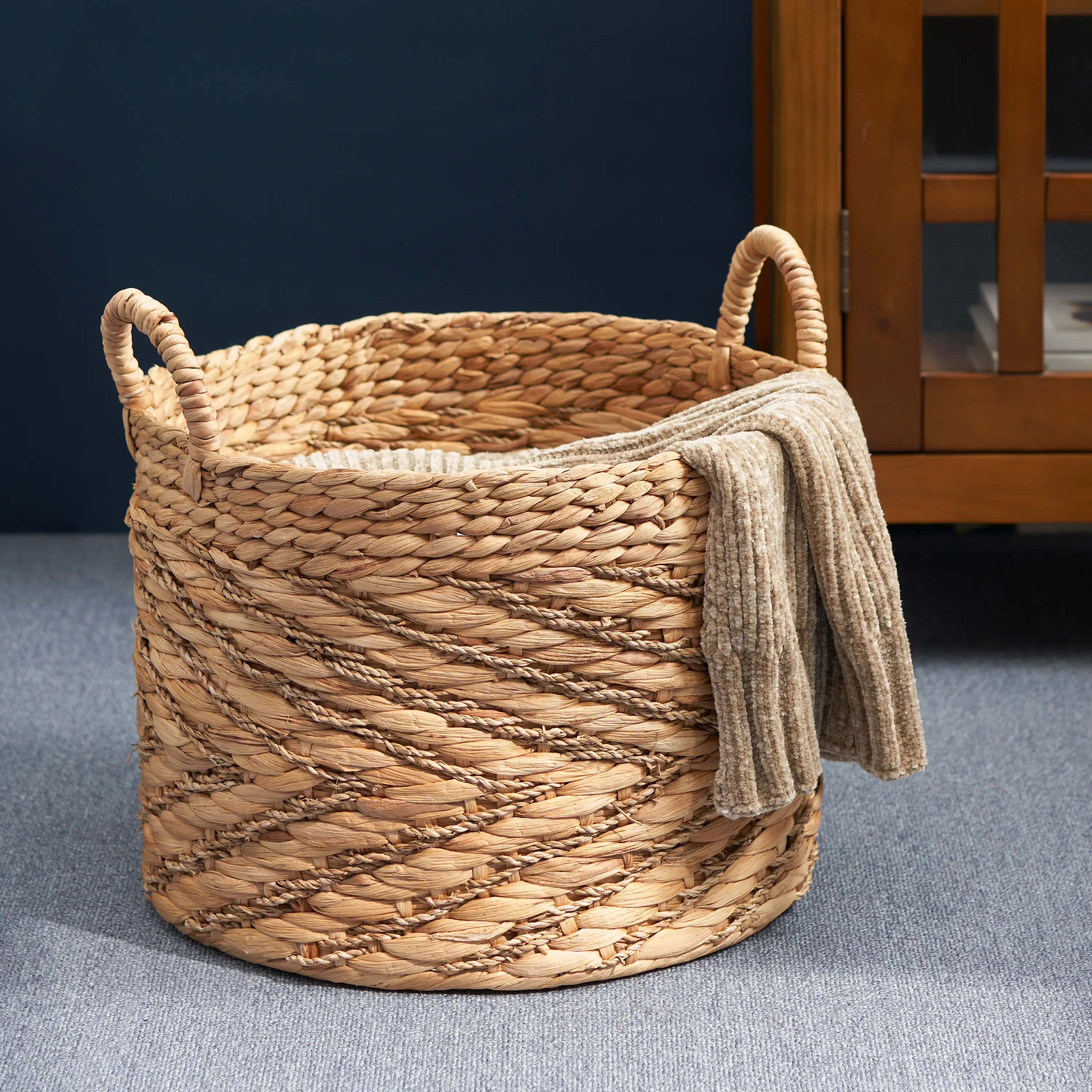 Natural Brown Round Handwoven Water Hyacinth Seagrass Basket with Handles - 15"x15"x11.8" Lightweight Durable Farmhouse Rustic Home Organizer for Clothes, Toys, Room Decor, Kid Room, Bathroom