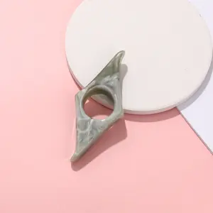 Thumb Resin Book Holder – Bookmark Ring & Page Holder for Comfortable One-Handed Reading