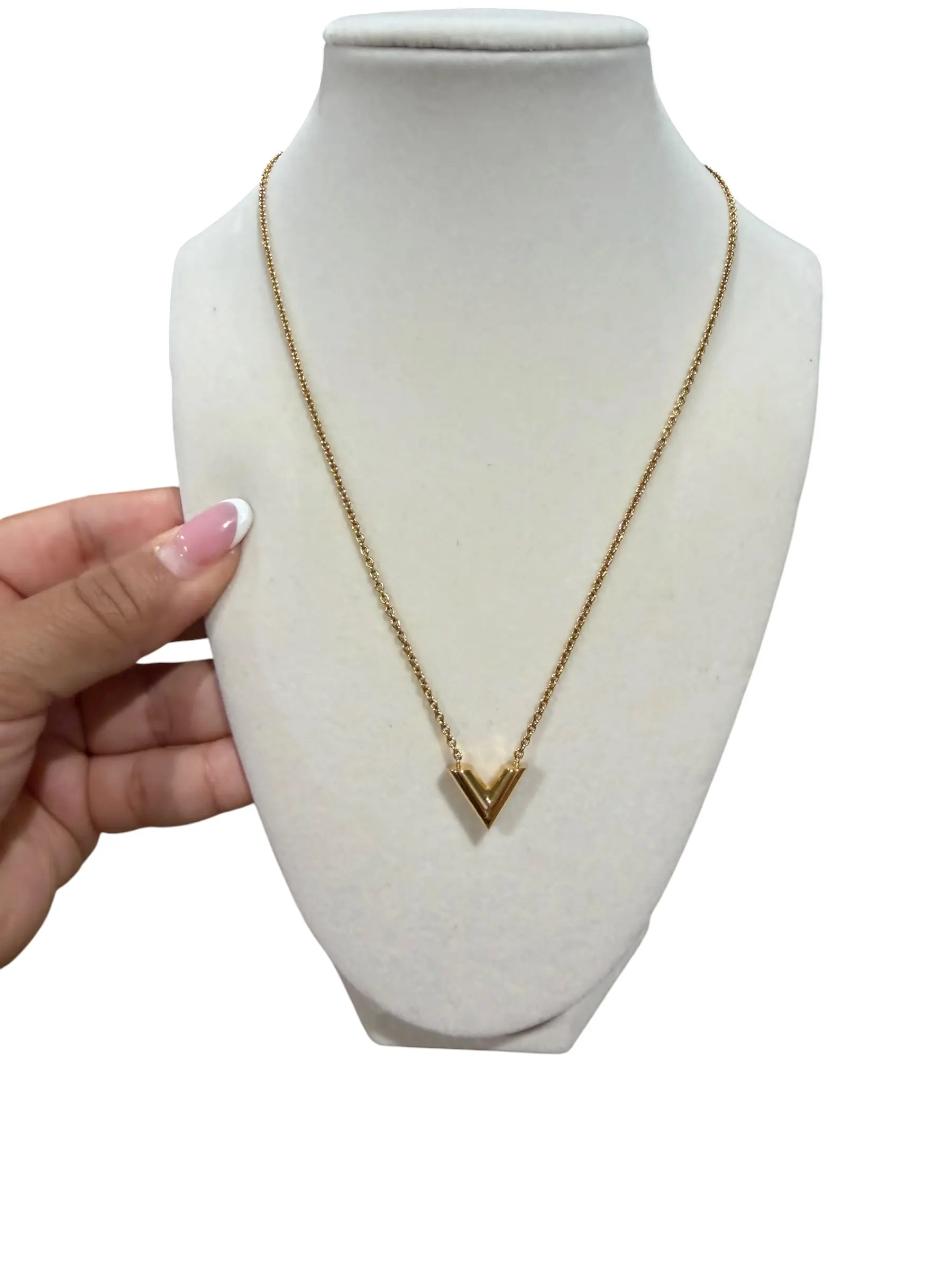 Pre-owned Louis Vuitton Essential "V" Gold Necklace Perfect for Daily Use
