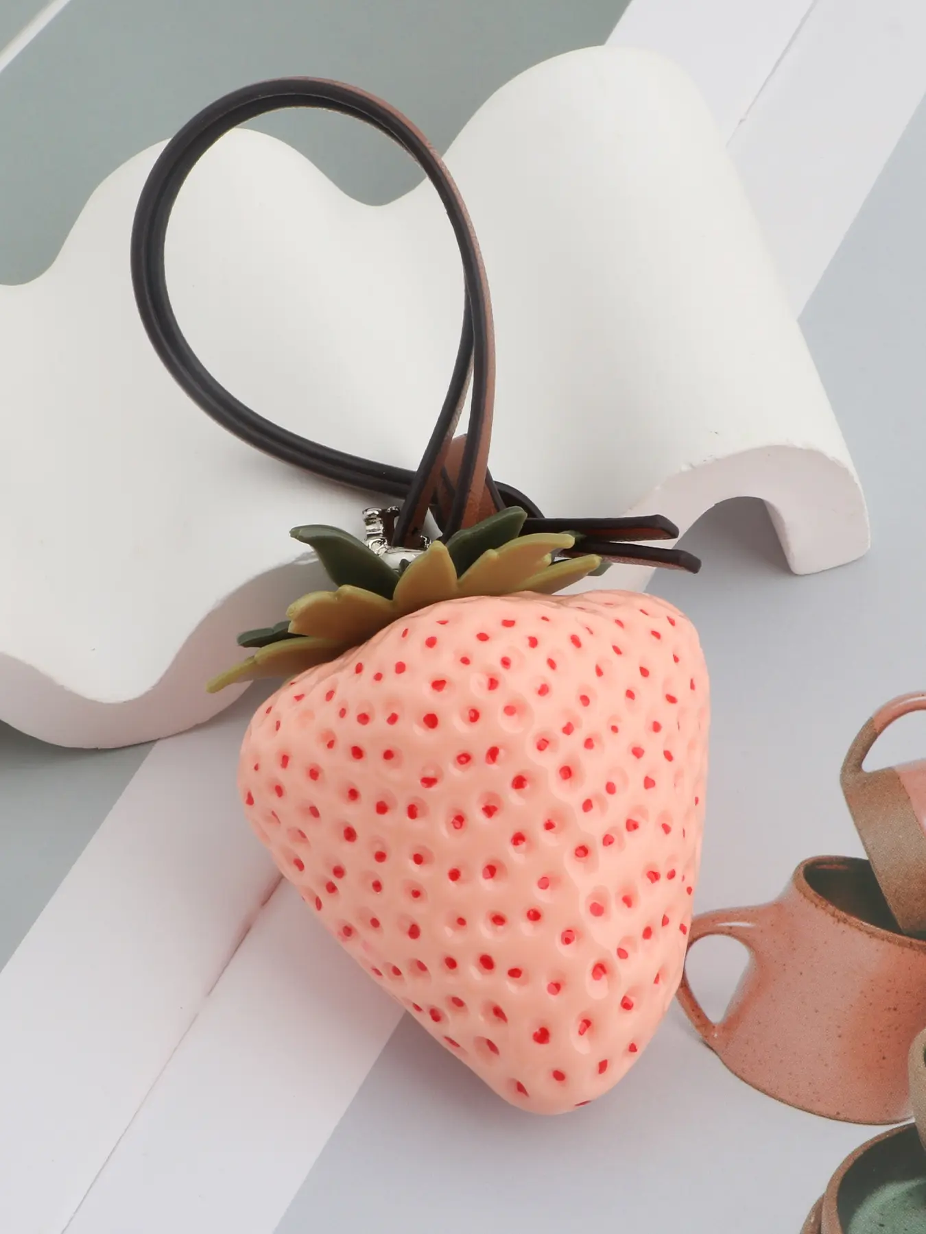 Resin Realistic Large Strawberry Bag Charm, Purse Charm, Purse Accessories, Bag Pendant, Cute Fruit Accessory for Handbags, Bag Charms for Handbags, Fashionable and Durable Decoration
