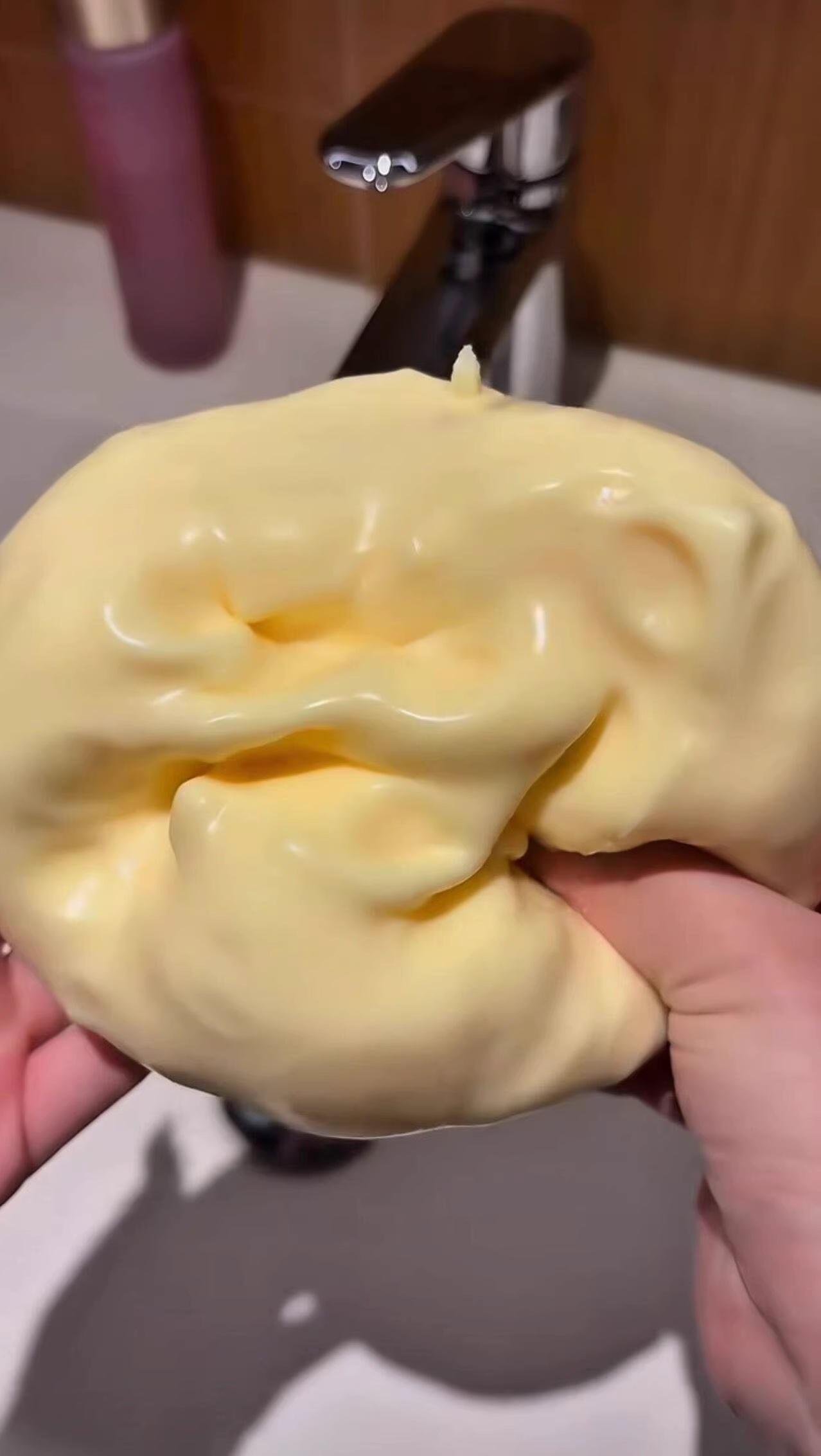 Soft and adorable cheese-shaped squishy toy—a yellow, moldable stress reliever designed for squeezing. Featuring a highly pliable, non-rebounding texture, this slow-rising squishy serves as an ASMR stress ball and a fun tool for hand strength training.