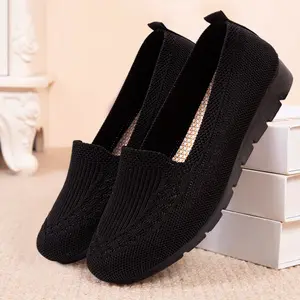 The new Feizhi women's shoes are casual and comfortable. They are lightweight, soft-soled, breathable, and suitable for middle-aged and elderly mothers. They are fashionable and elegant for women's sports flat feet