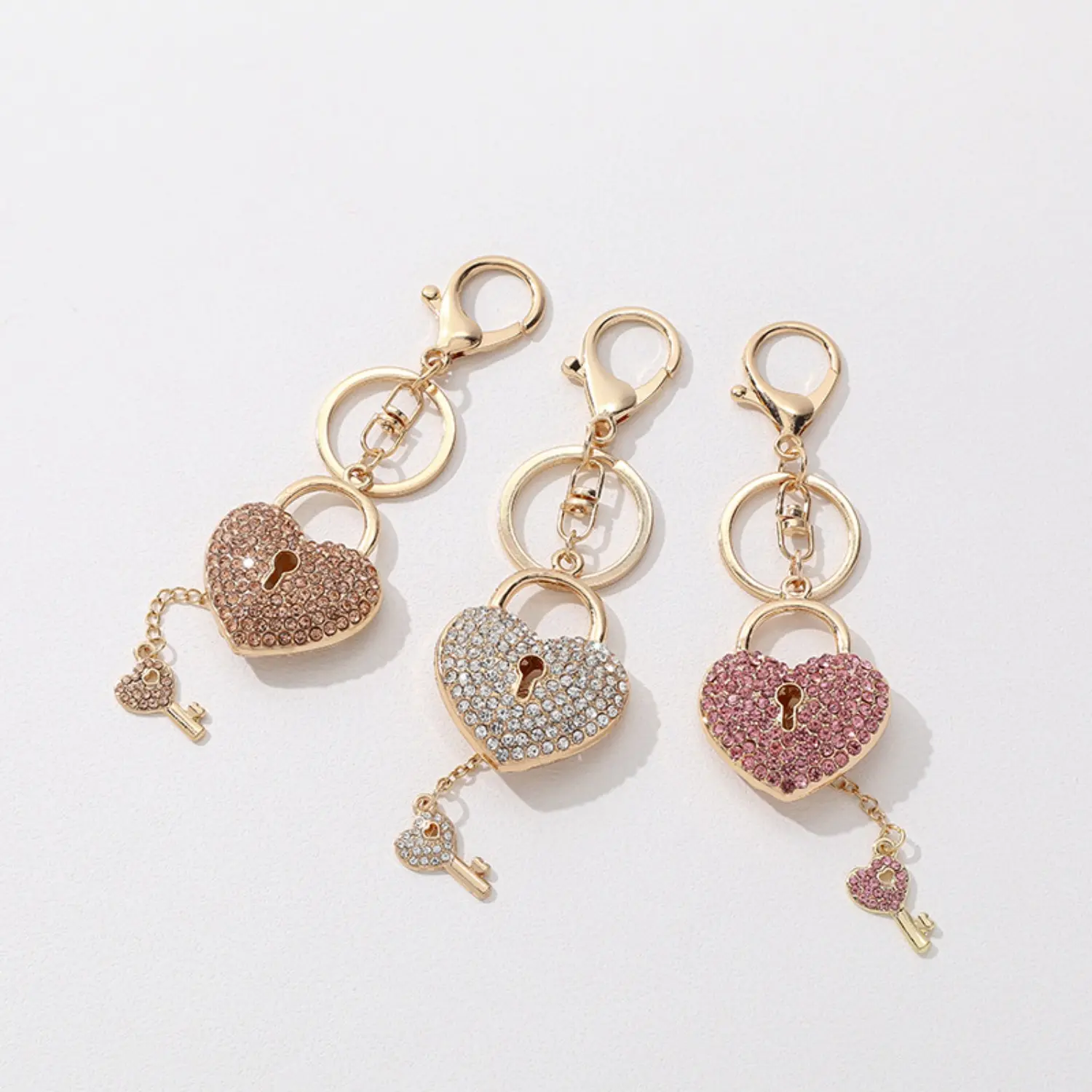 1PC Alloy Heart-Shaped Lock Keychain with Split Ring, Glamorous Synthetic Zircon Sparkling Stones, Lock Motif Fashion Bag Pendant, Ideal Engagement Gift for Family, Everyday Accessory, Creative Fashionable Bag Pendant, Holiday, Glitter