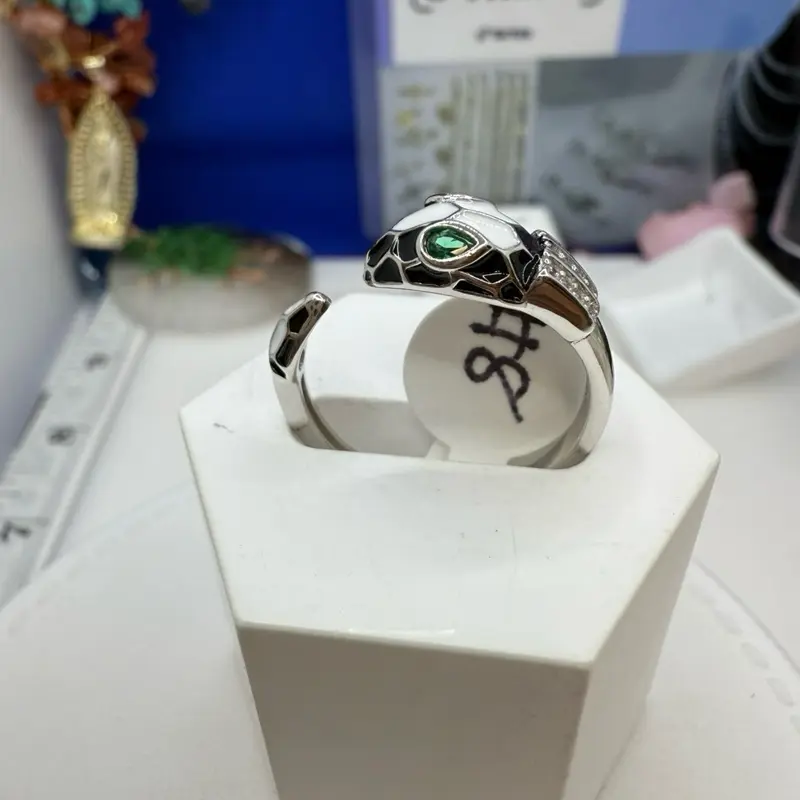 925 sterling silver ring #8snake high quality cubic zirconia stones Italian silver (( anillo de plata Italiana talla # 8 es una serpiente ae uso para protection Alta calidad piedras finas de zirconia plata Italiana