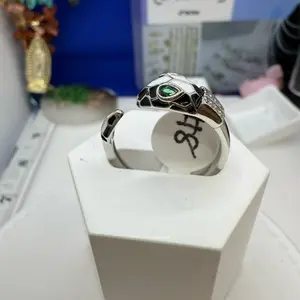 925 sterling silver ring #8snake high quality cubic zirconia stones Italian silver (( anillo de plata Italiana talla # 8 es una serpiente ae uso para protection Alta calidad piedras finas de zirconia plata Italiana