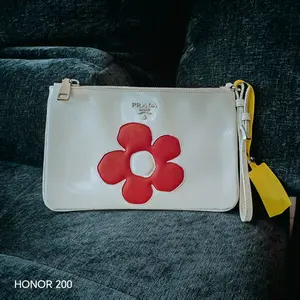 Pre-owned PRADA white glossy leather wristlet clutch with red inlaid flower