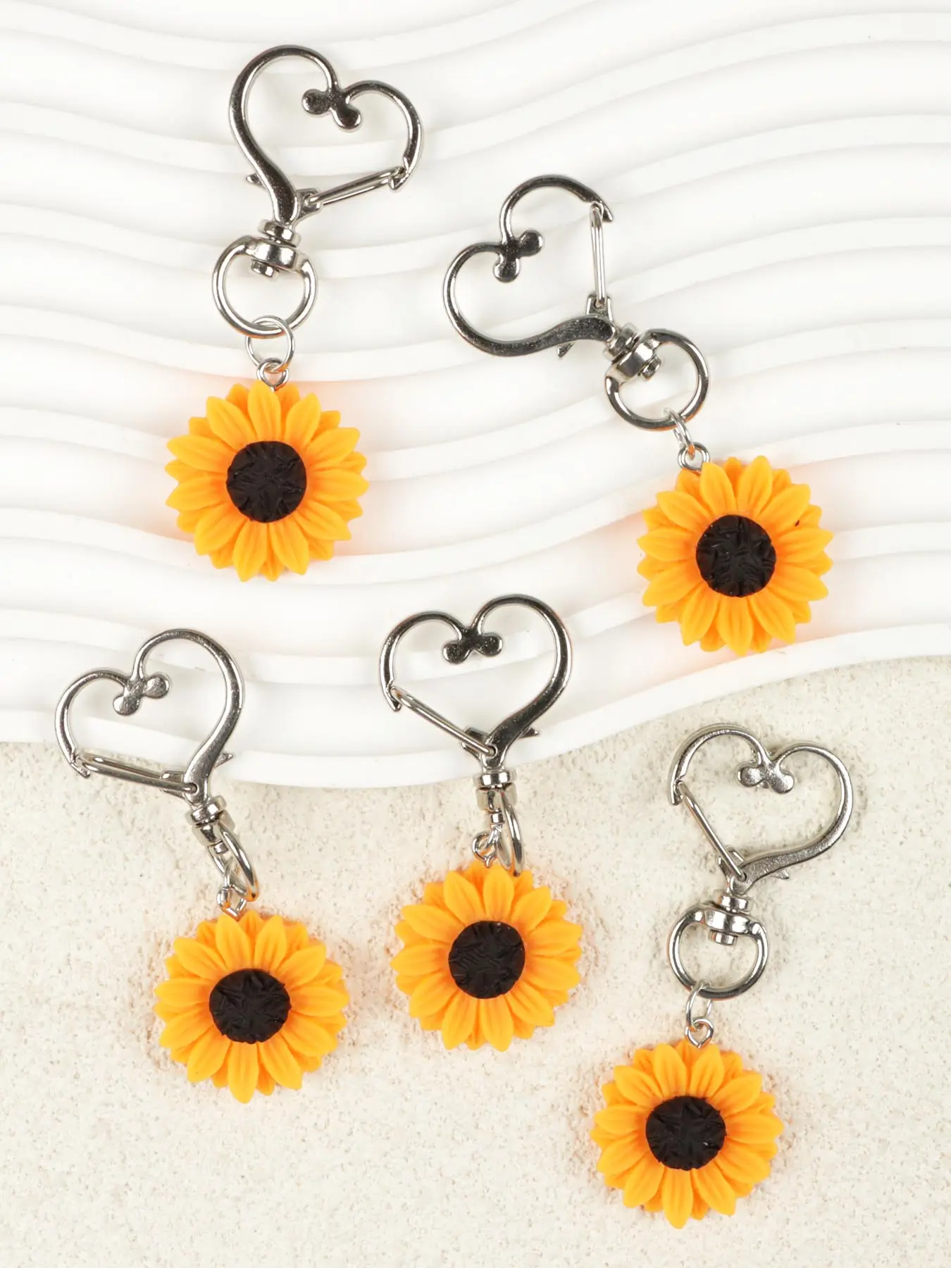 5pcs Chic Sunflower Heart-Shaped Keychain Set - Cute Keychains - Resin & Alloy, Yellow Daisy Pendant with Sliver Clasp - Ideal Gift for Women, Perfect for Bags & Car Keys Decor