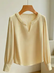 A women's fashionable and luxurious pearl collar top with a V-neck small open neck, loose and versatile, showing off a slimming temperament. It is suitable for summer, business negotiations, customer meetings, shopping and exploring stores, and commuting.