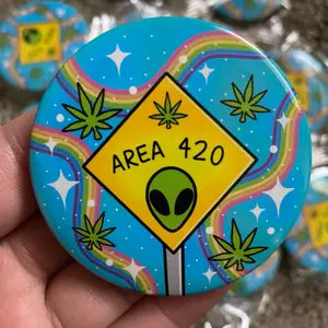 Alien button pin