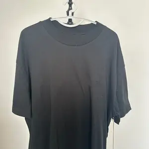 Fashionable, simple, loose-fitting short-sleeved shirt