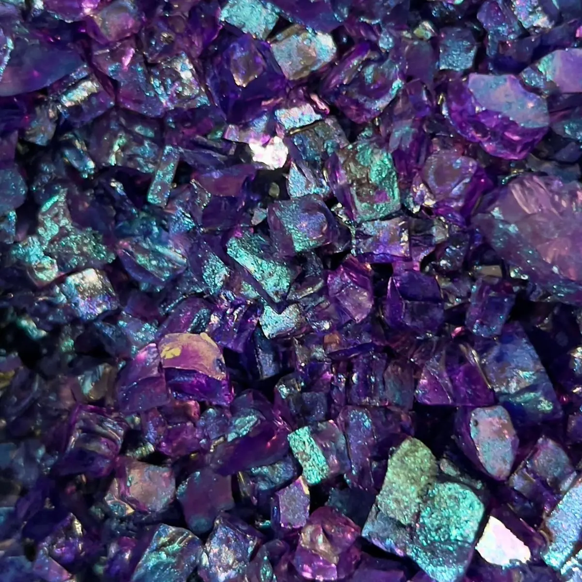 Hyperreal color shift crushed glass pieces for resin