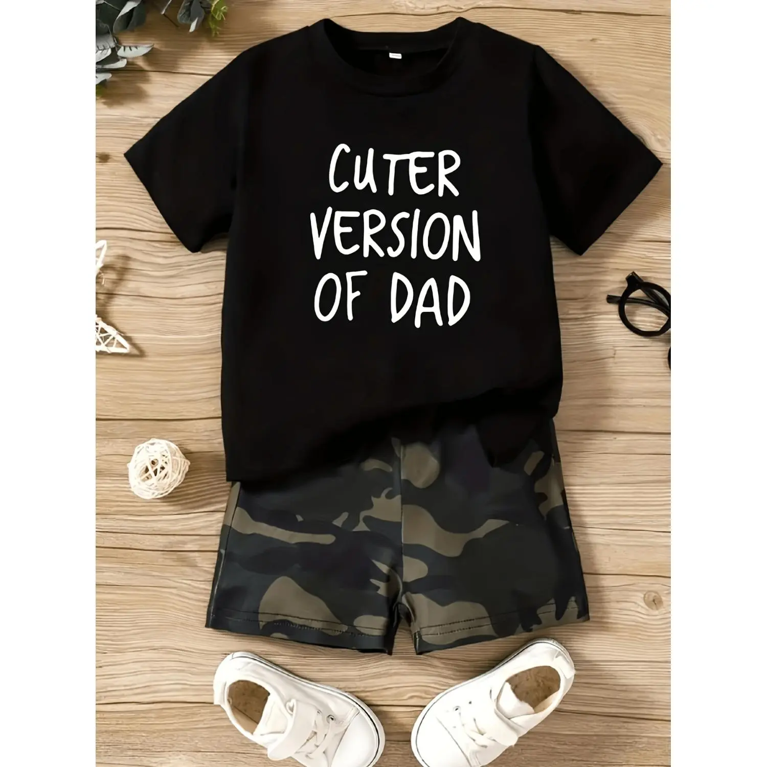Boy's short-sleeved T-shirt, a casual patterned T-shirt, is suitable for a relaxed and breathable fabric, making it ideal for daily wear in summer. The fashionable print design makes this T-shirt truly stylish.