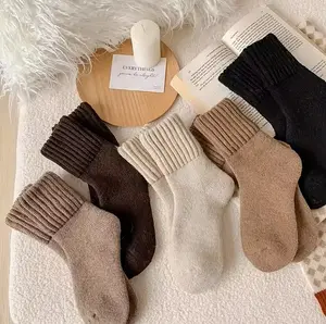 5 Pairs Women's Solid Mid-calf Socks Pack Casual Soft Comfy Warm Polyester Socks for Fall Winter Everyday Wear Minimalist Basic Outfit