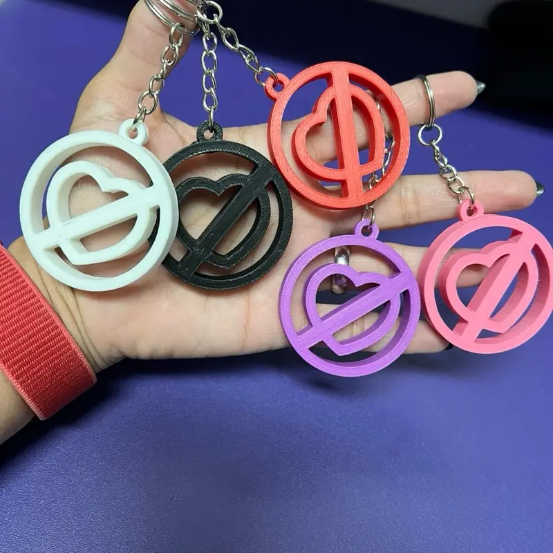 “Pero No Te Enamores” 3D Printed Keychain - Colorful Heart & Circle Design Key Decor