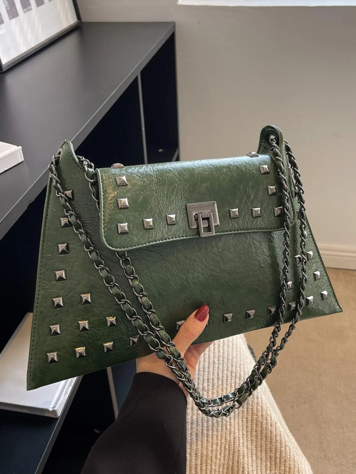 Minimalist design single shoulder handbag, Casual fashion bag, Crossbody Shoulder Purses, Messenger Bag, personalized rivet design, punk style bag, casual versatile suitable for daily commuting, shopping, PU Leather Shoulder Bags