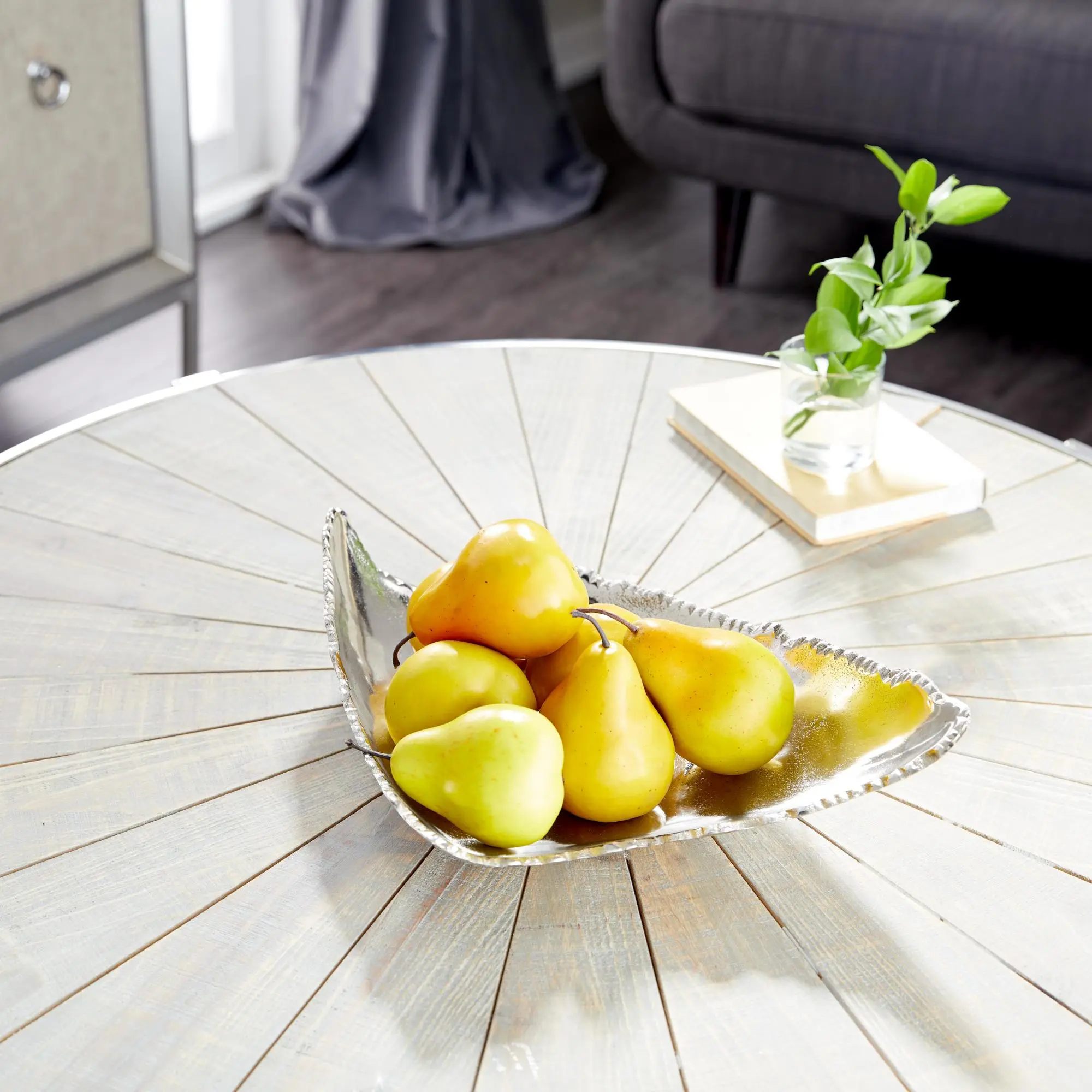 CosmoLiving by Cosmopolitan Modern Durable Oval Silver Metallic Aluminum Ottoman Tray, with Felt or Rubber Stoppers, Indoor Living Room Tableware Decor, Great Gift for Any Occasion