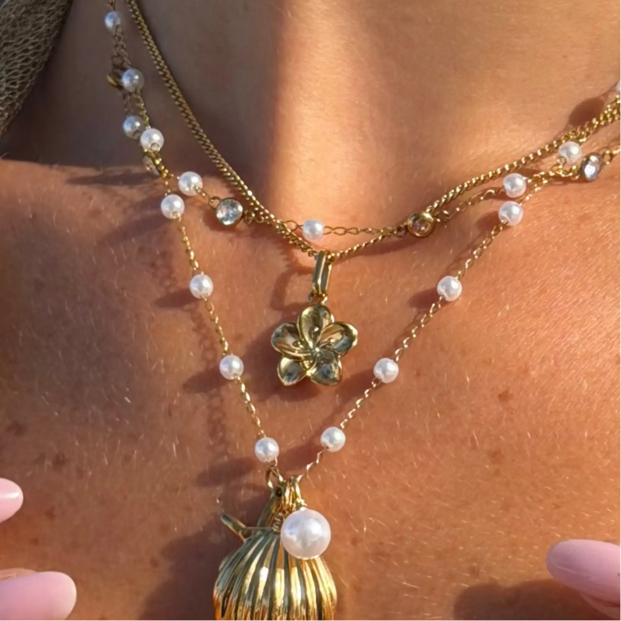 EVRY JEWELS Gold or Silver Plated Women's Hypoallergenic Hibiscus Necklace EVRY JEWELS Gold or Silver Plated Women's Hypoallergenic Hibiscus Necklace