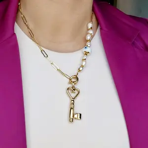 Collar con ojo turco,y dije de llave color dorado