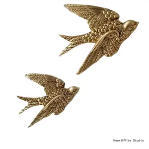 2026 Golden Flying Bird Wall Decor Resin Crafted Swallow Figurine Tropical Leaf Design Geometric Ornaments for Living Room Bedroom Office Hangable Artwork