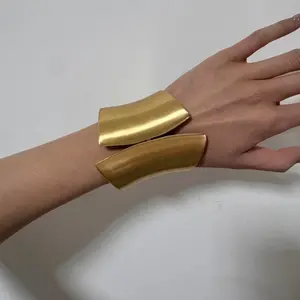 Gold Clasp Bracelet Fashion AccessorySet - Bracelet and Bangle Set with High-Gloss Finish and Curved Silhouettes for Modern Minimalist Style