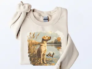 Retro Yellow Lab & Mallard Ducks Sweatshirt – 90s Vintage Duck Hunting T-Shirt & Hoodie – Nostalgic Labrador Retriever Boho Crewneck for Men & Women Classic Cotton