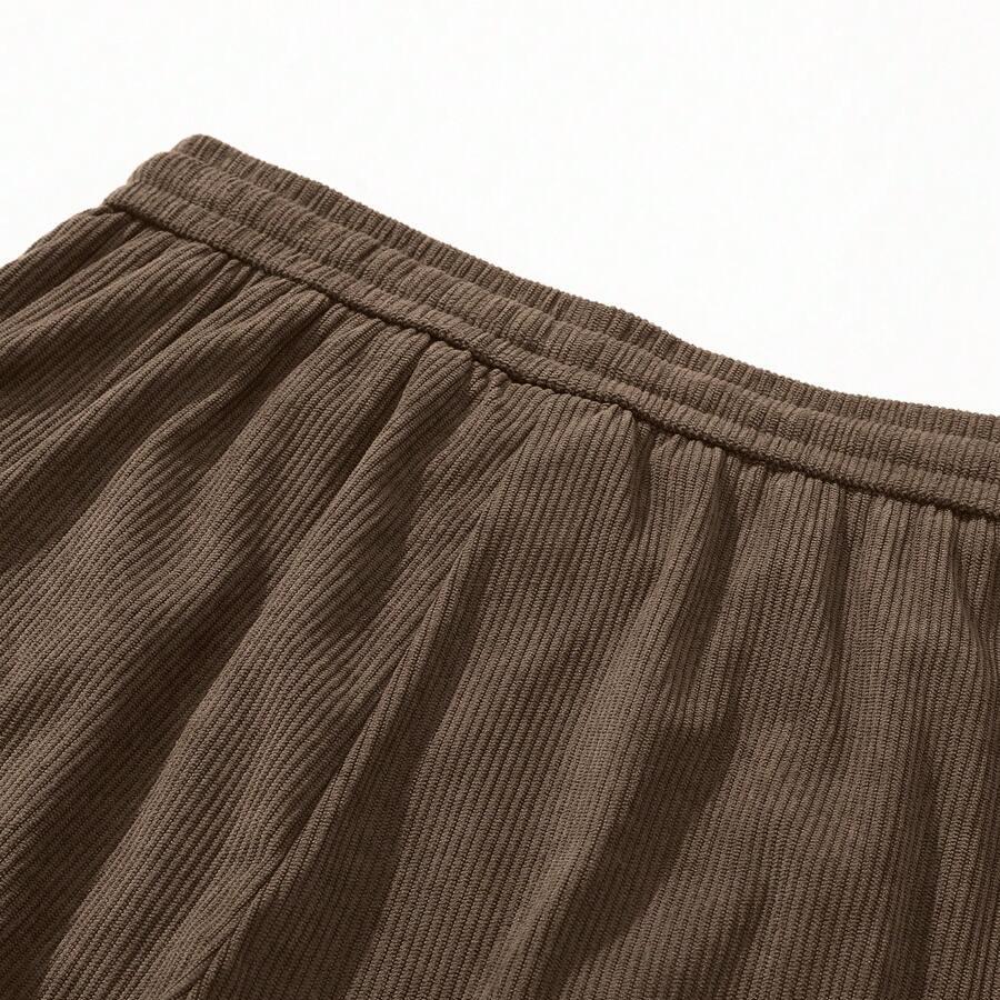 Men’s corduroy casual pants, loose straight fit, simple and versatile, suitable for spring and autumn wear.