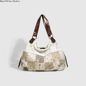 2026 Rural style niche design floral pattern tote bag, retro lace lace design, large capacity lazy style fashionable personality exquisite style shoulder bag, suitable for beach vacation and outdoor travel, Fashionable Patterned Bag