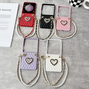 Diamond-patterned lambskin PU leather heart-shaped phone case, equipped with a bracelet. The hard PC back panel protects the phone. This case is suitable for Samsung Galaxy Z Flip7, Z Flip7FE, Z Flip6, Z Flip5