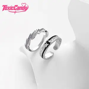 【Toxic Candy】 hip-hop style ring with an open design reminiscent of lightning. A super trendy ring for couples.