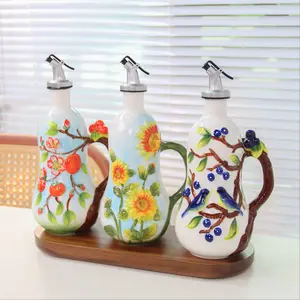 Large capacity 500ml/17.6oz, 1 piece embossed ceramic oil bottle, hand-painted ceramic olive oil pump and handle, kitchen oil bottle, elegant floral design, kitchen accessory, suitable for home kitchen decoration.