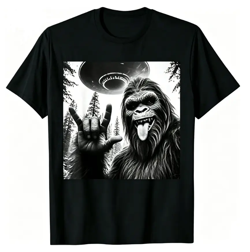 Short Sleeve Shirt Funny Sasquatch Bigfoot Rock On Selfie With Ufo Alien T-Shirt Casual Crew Neck Cotton T-Shirt Graphic Streetwear