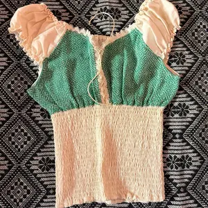 Blusas en manta con aplicación de telar de pedal