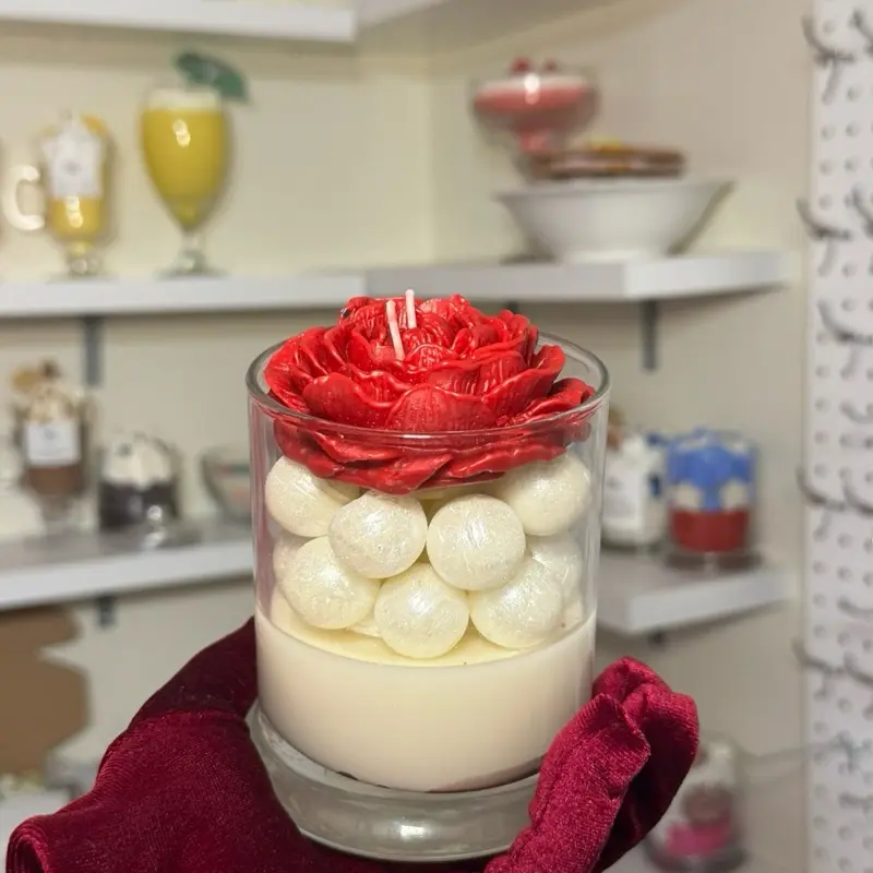 Rose and pearl candle