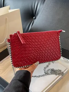Niche design, fashionable retro chain small envelope shoulder bag, casual fashion and versatile, versatile chain trendy rivet solid color crossbody bag, Fashionable Shopping Purse, suitable for shopping, vacation and other occasions.