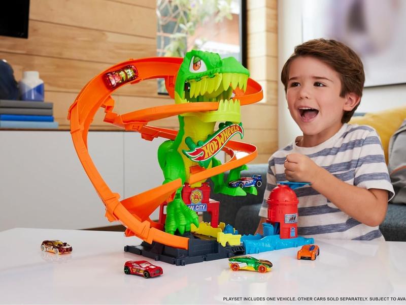 Hot Wheels Toy Car Track Set, City T-Rex Blaze Battle Playset & 1:64 Scale Die-Cast Vehicle, 18” Tall, Multiple Race Outcomes, Spinning Dinosaur Eyes