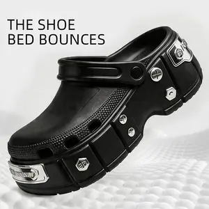 Men’s chunky platform clogs—lightweight, comfortable slip-on outdoor beach slippers with a metal buckle detail for summer wear