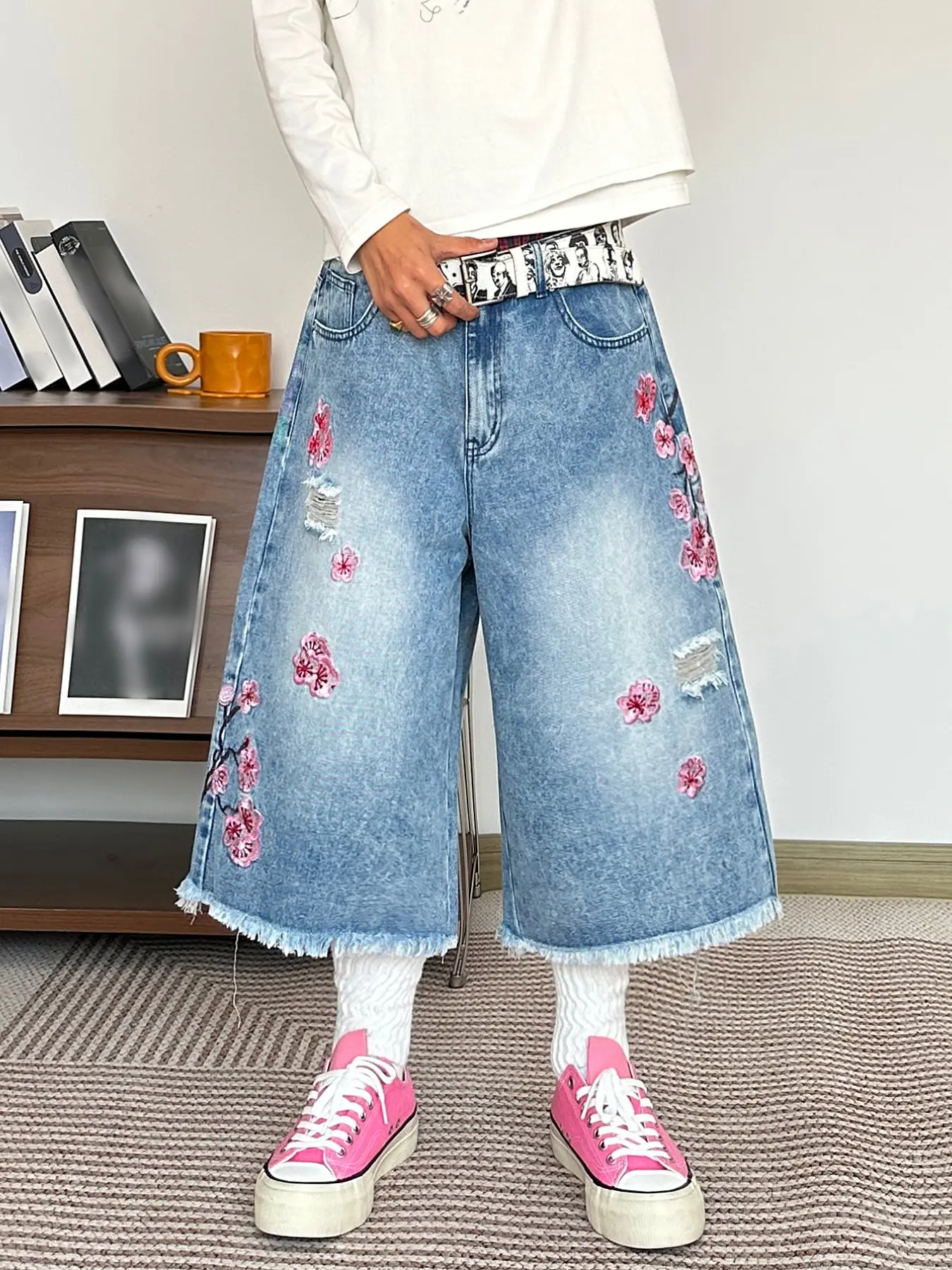 Summer New American Retro Floral Embroidery Ripped Distressed Casual Design Vintage Distressed Style Oversized Loose Fit Jeans Shorts, Streetwear Hip Hop Fashion Blue Mid-Length Pants for Men, Comfortable Denim Fabric