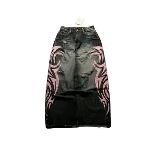 These jeans blend American vintage style with intricate embroidery and a post-apocalyptic wanderer aesthetic. The wide-leg, slightly flared cut not only has a laid-back, casual street vibe built-in but also effectively shapes the legs.