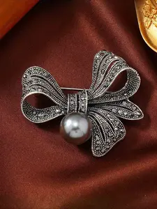 Vintage Faux Pearl Bow Brooch Pin, Elegant Women's Party Accessory, Vintage Aesthetic, Simple Distressed Design, Plain Pattern, Unique Shirt Clip Jewelry, Bow Shape