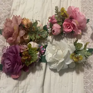 4 Pack White Pink Flower Metal Hair Side Combs Slides with Artificial Big Rose Wedding Bridal Clips Floral Headpieces Hairpins Barrettes Bun Hair Accessories for Women Flower Girl Bridesmaids SpringStatements