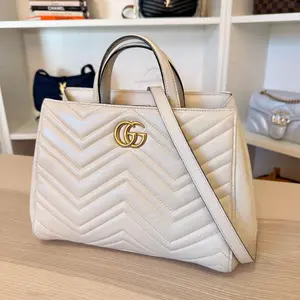 Pre-owned GUCCI Leather Shoulder Bags Calfskin Matelasse Small GG Marmont Tote White