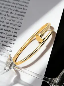 1 stainless steel heart bracelet, a sweet and fashionable piece of jewelry, a great accessory for daily commuting, and also a wonderful gift for gifting