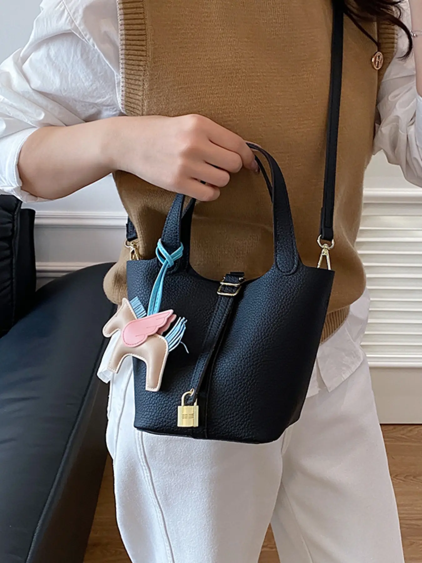 Women's Spring Summer Fashion Plain Leather Bucket Bag, Elegant Crossbody Handbag with Small Horse Decoration, Perfect for Travel Shopping Party Commute, Fashionable Bucket Bag Cross Body Bags