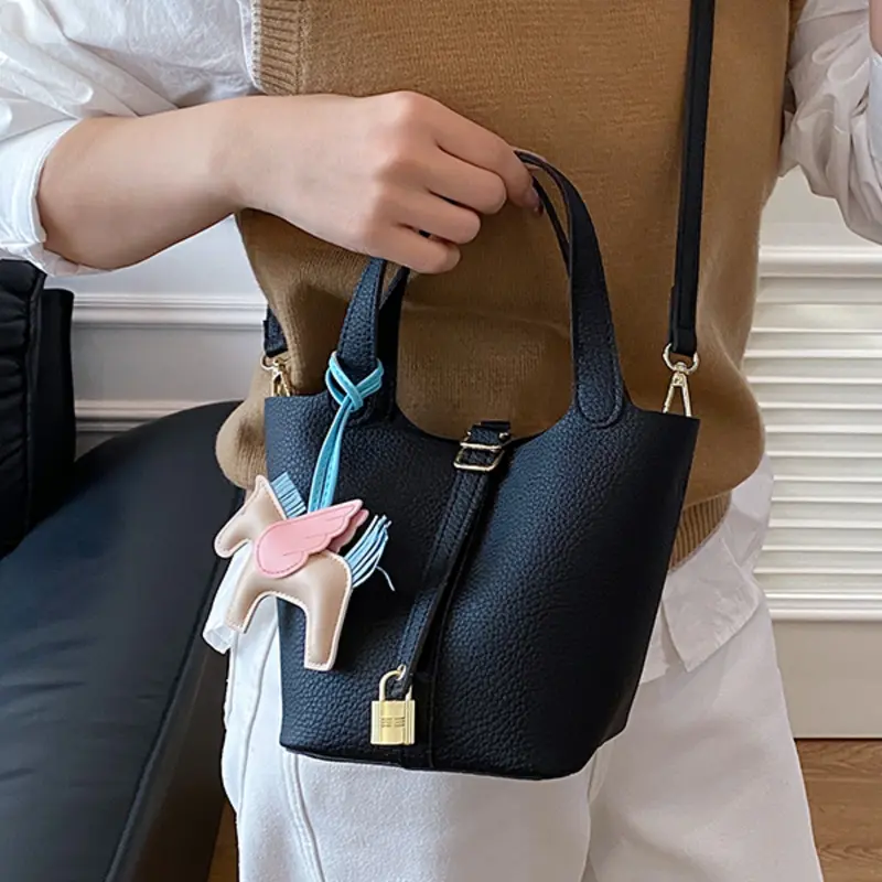 Women's Fall Winter Fashion Plain Leather Bucket Bag, Elegant Crossbody Handbag with Small Horse Decoration, Perfect for Travel Shopping Party Commute, Crossbody Shoulder Bags